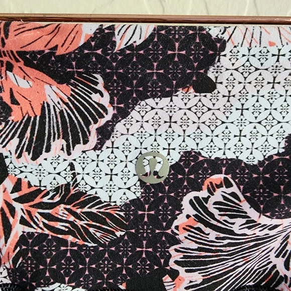 Lululemon Wunder Under Tights Size 6 Lunar New Year - Picture 6 of 10